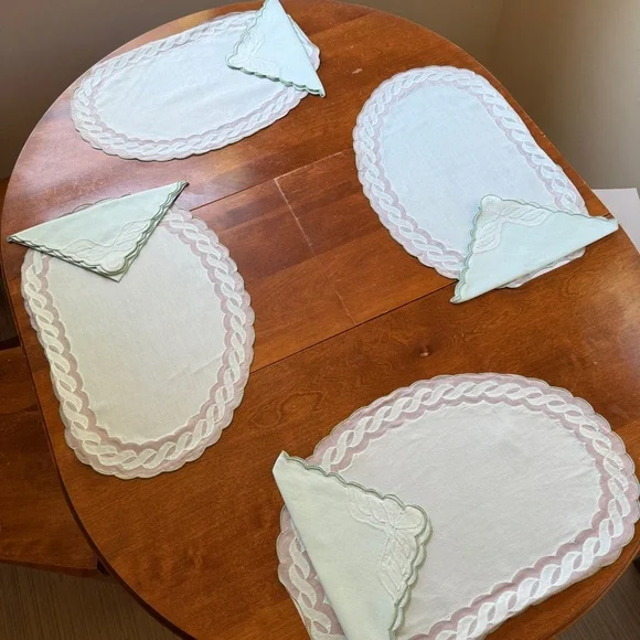 Vintage Embroidered Napkins & Placemats in a soft seafoam green- set of 4 - Picture 9 of 10